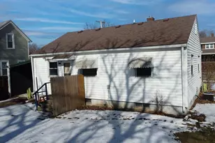 122 W Harrison Ave, Cissna Park, IL 60924 - Photo 4