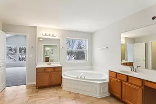 148 Rosewood Dr, Streamwood, IL 60107 - Photo 10