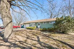 212 Kishwaukee Dr, Sycamore, IL 60178 - Photo 2