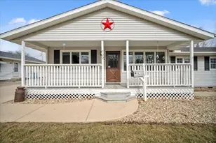 709 E Meade St, Pontiac, IL 61764 - Photo 2