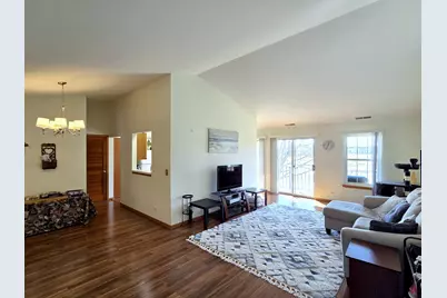 745 W Streamwood Boulevard #B, Streamwood, IL 60107 - Photo 2