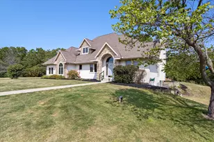 638 W Cedarville Rd, Freeport, IL 61032 - Photo 2