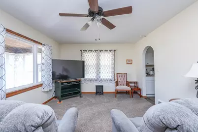 335 E Oak Street, Watseka, IL 60970 - Photo 8