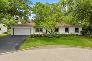 1 Camberley Ct, Hinsdale, IL 60521 - Photo 2