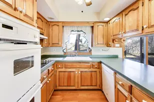 26W548 Prairie Ave, Winfield, IL 60190 - Photo 10