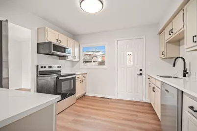 521 Pawnee Drive, Lake in the Hills, IL 60156 - Photo 12