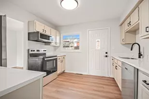 521 Pawnee Dr, Lake in the Hills, IL 60156 - Photo 12