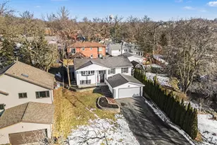 521 Pawnee Dr, Lake in the Hills, IL 60156 - Photo 4