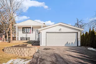 521 Pawnee Dr, Lake in the Hills, IL 60156 - Photo 1