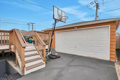 9521 S Sawyer Avenue, Evergreen Park, IL 60805 - Photo 26