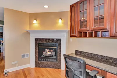 9521 S Sawyer Avenue, Evergreen Park, IL 60805 - Photo 6