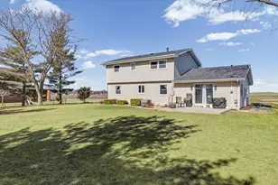 913 E 1st St, Gibson City, IL 60936 - Photo 4