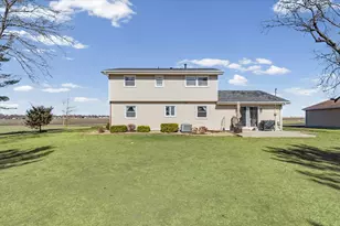 913 E 1st St, Gibson City, IL 60936 - Photo 2