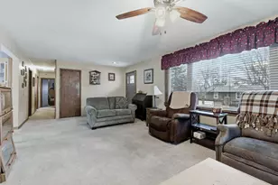 136 McKinstry Dr, Elgin, IL 60123 - Photo 2