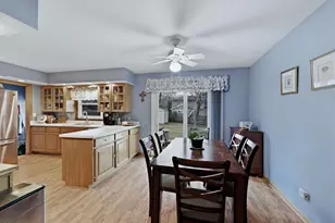 136 McKinstry Dr, Elgin, IL 60123 - Photo 4