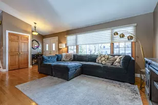 705 S Dymond Rd, Libertyville, IL 60048 - Photo 4