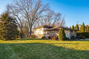 8103 Gladys Ln, Palos Hills, IL 60465 - Photo 2