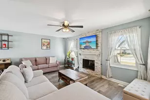 1063 Stonehedge Dr, Schaumburg, IL 60194 - Photo 2