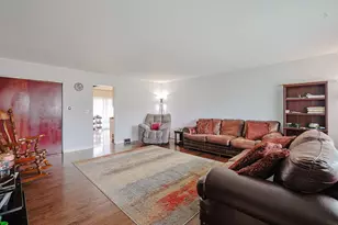 7815 Carlisle Dr, Hanover Park, IL 60133 - Photo 4