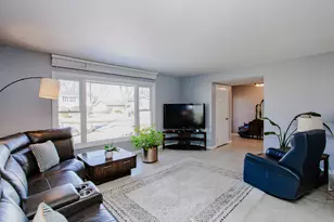 1095 Lancaster Ct, Hoffman Estates, IL 60169 - Photo 4