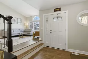 539 Newberry Dr, Elk Grove Village, IL 60007 - Photo 6