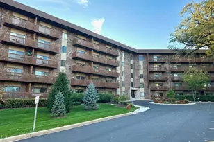 120 Lakeview Dr, Bloomingdale, IL 60108 - Photo 1