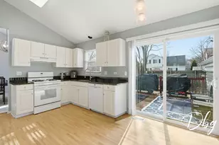 389 E Cherry Cove Ln, Round Lake Beach, IL 60073 - Photo 16