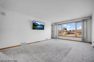 8121 McVicker Ave, Burbank, IL 60459 - Photo 4