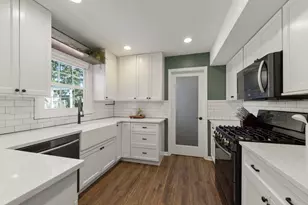 35 Cloverdale Ln, Schaumburg, IL 60194 - Photo 8