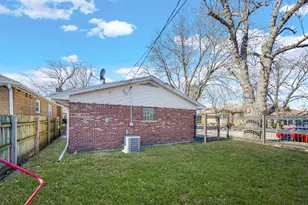 11701 S Campbell Ave, Chicago, IL 60655 - Photo 22
