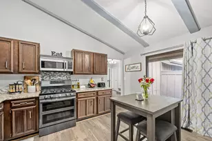 42W470 Red Bud Ct, Saint Charles, IL 60175 - Photo 4