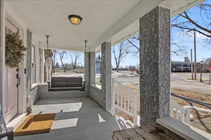 136 E Jackson St, Oswego, IL 60543 - Photo 2