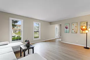 10S241 Wallace Dr, Downers Grove, IL 60516 - Photo 12