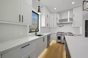 2457 W Byron St, Chicago, IL 60618 - Photo 10