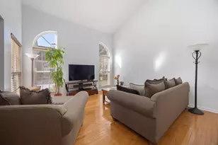 733 Clover Hill Ct, Elk Grove Village, IL 60007 - Photo 2