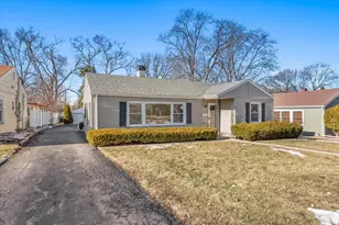 136 Walnut Ct, Mundelein, IL 60060 - Photo 2