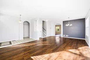 2140 Colchester Ave, Hoffman Estates, IL 60192 - Photo 10