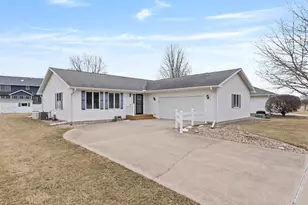 3125 Castlebury Pl, Galesburg, IL 61401 - Photo 2