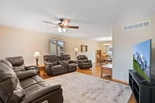 3125 Castlebury Pl, Galesburg, IL 61401 - Photo 8