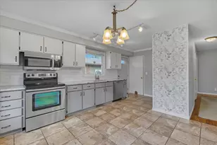 411 E Oak St, Lake in the Hills, IL 60156 - Photo 4