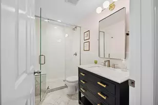 1043 W Newport Ave, Chicago, IL 60657 - Photo 8