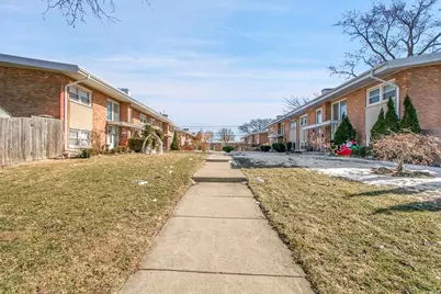 6735 N Lawndale Avenue, Lincolnwood, IL 60712 - Photo 2