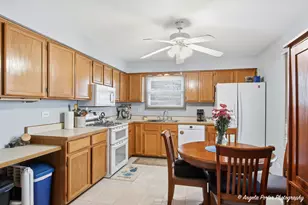 136 Edgewater Dr, Crystal Lake, IL 60014 - Photo 14