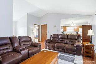 136 Edgewater Dr, Crystal Lake, IL 60014 - Photo 8