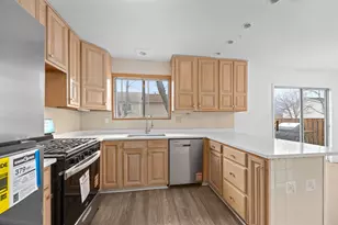 1 Scarlet Hawthorne Ct, Woodridge, IL 60517 - Photo 6