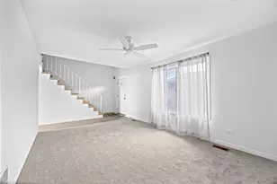1 Scarlet Hawthorne Ct, Woodridge, IL 60517 - Photo 10