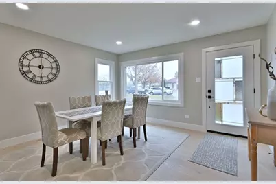 656 W Comstock Avenue, Elmhurst, IL 60126 - Photo 2