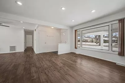 210 Brookhaven Drive, Elk Grove Village, IL 60007 - Photo 10