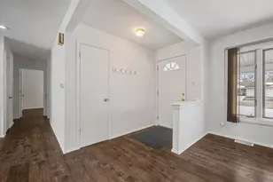 210 Brookhaven Dr, Elk Grove Village, IL 60007 - Photo 6