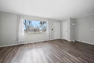 34 Golfview Ln, Carpentersville, IL 60110 - Photo 4